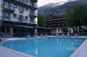 Life with an outdoor pool surrounded by mountains is simply just the right way to live.